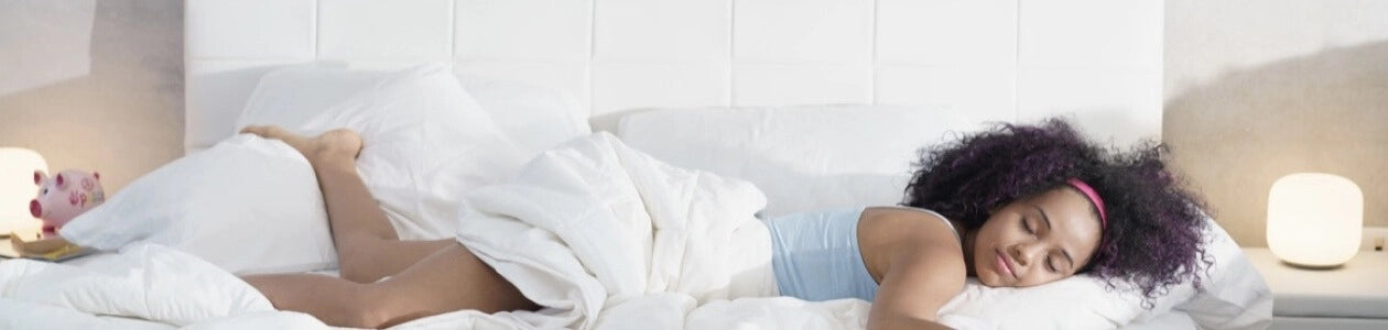 A women sleeping on a white bed and white cozy mattress